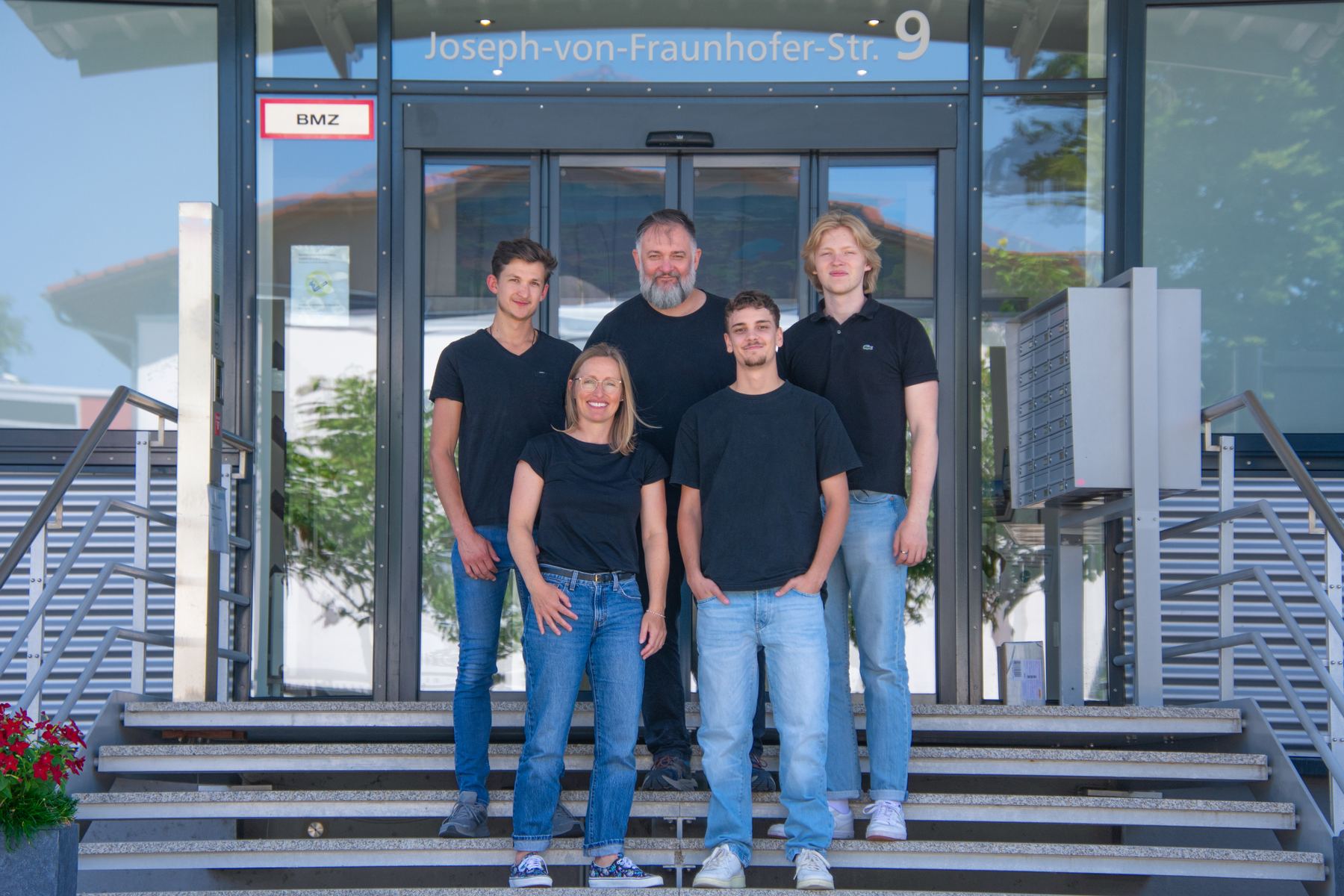 Das bitact-Team vor dem Bürogebäude in Prien am Chiemsee